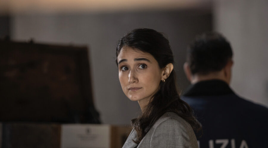 Linda Caridi (Paola Romano) in una scena de
