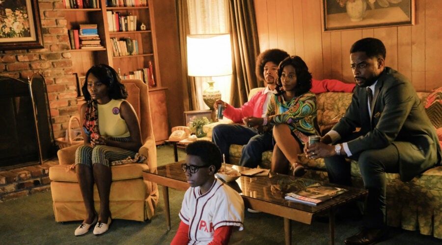 Il Cast Di The Wonder Years In Una Scena Della Serie Credits Disney Plus