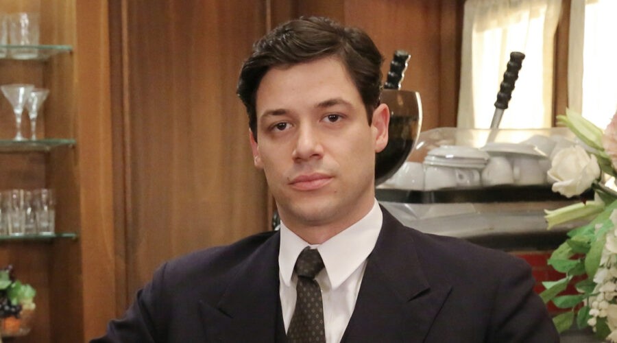 Alessandro Cosentini (Cosimo Bergamini) in un posato per “Il Paradiso delle Signore 4”. Credits: P. Bruni e Rai