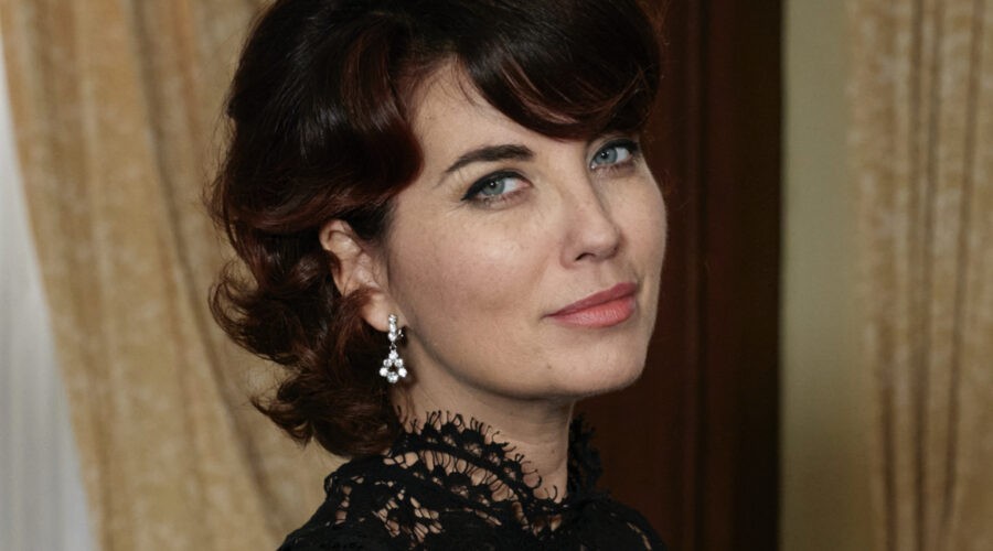 Vanessa Gravina (Adelaide Di Sant'Erasmo) in un posato per