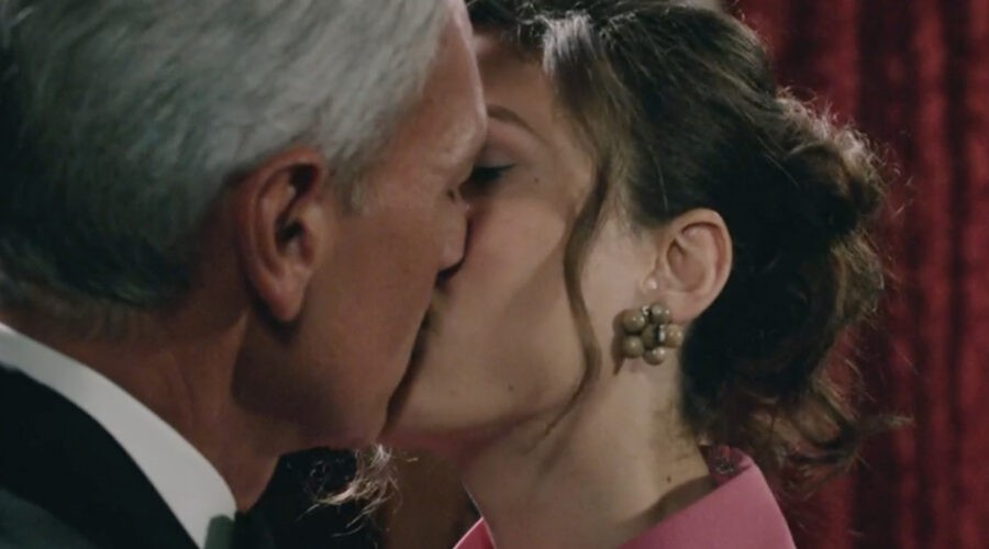 Roberto Farnesi (Umberto Guarnieri) e Lucrezia Massari (Flora Gentile Ravasi) in una scena della puntata 54 de