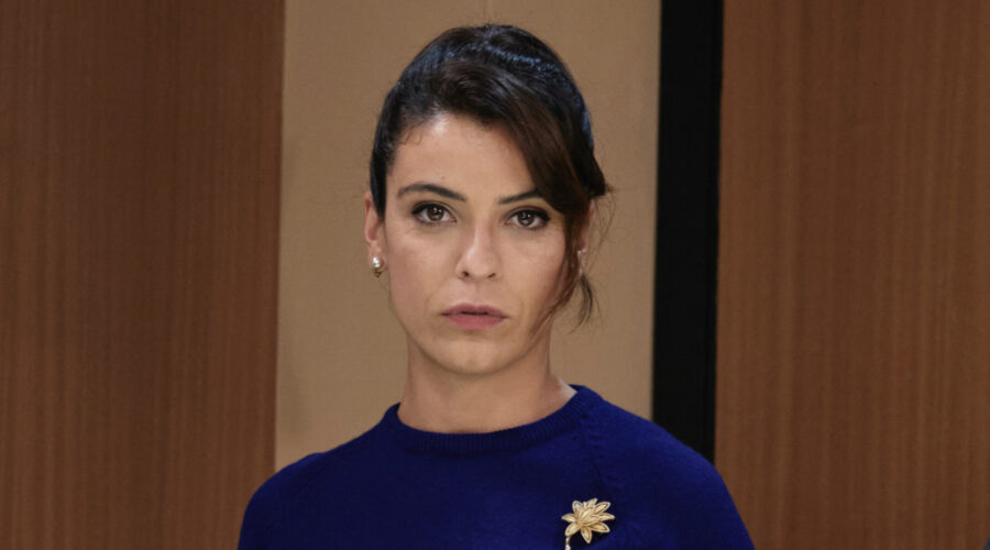 Caterina Bertone (Beatrice Conti) in un posato per 