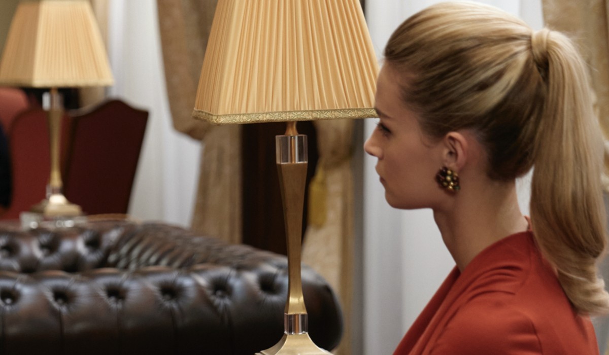 Giulia Arena (Ludovica Brancia di Montalto) in una scena al Circolo ne