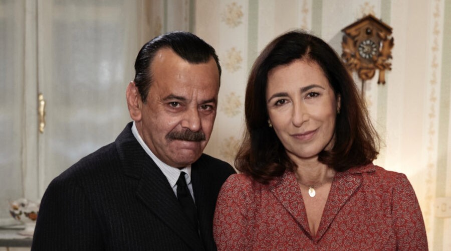 Nicola Rignanese (Giuseppe Amato) e Antonella Attili (Agnese Amato) in un posato per 