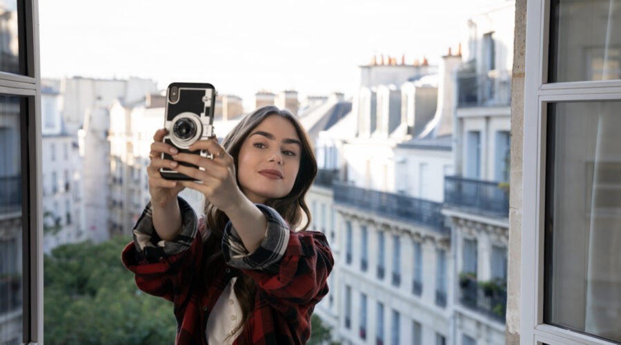 Lily Collins In Una Scena Della Seconda Stagione Di Emily In Paris Credits Netflix