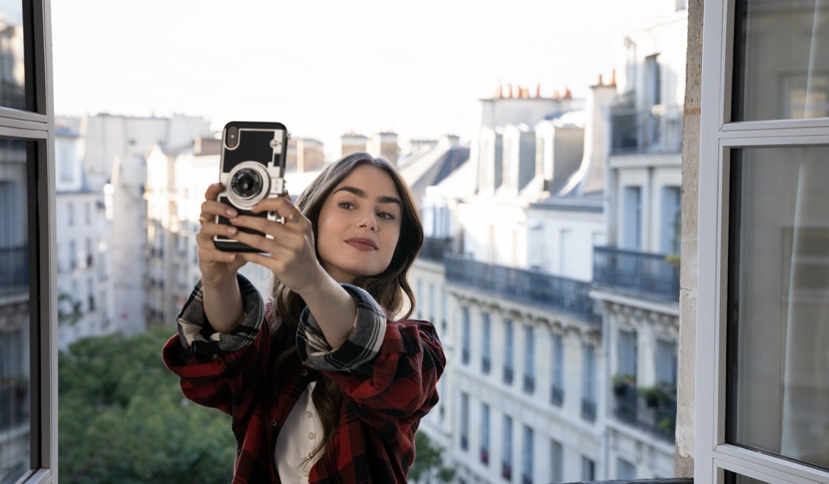 Lily Collins In Una Scena Della Seconda Stagione Di Emily In Paris Credits Netflix