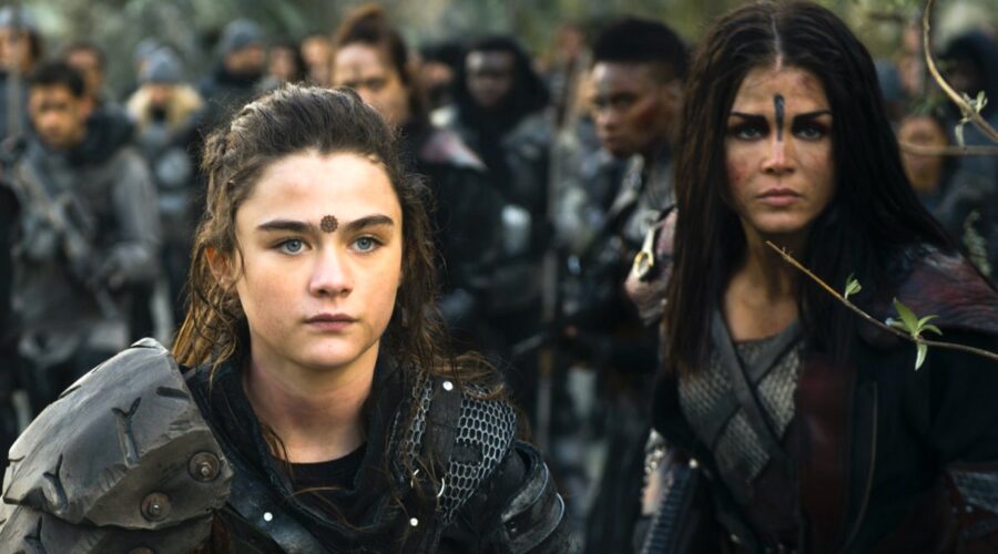 Lola Flanery E Marie Avgeropoulos In The 100 5. Credits: Warner E Mediaset