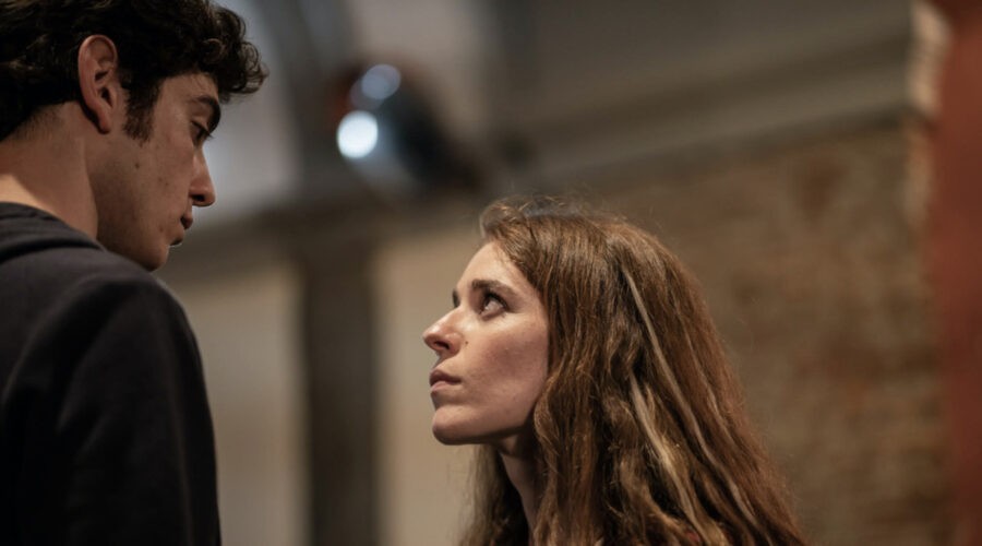 Nicolas Maupas (Filippo Ferrari) e Valentina Romani (Naditza) in una scena di 