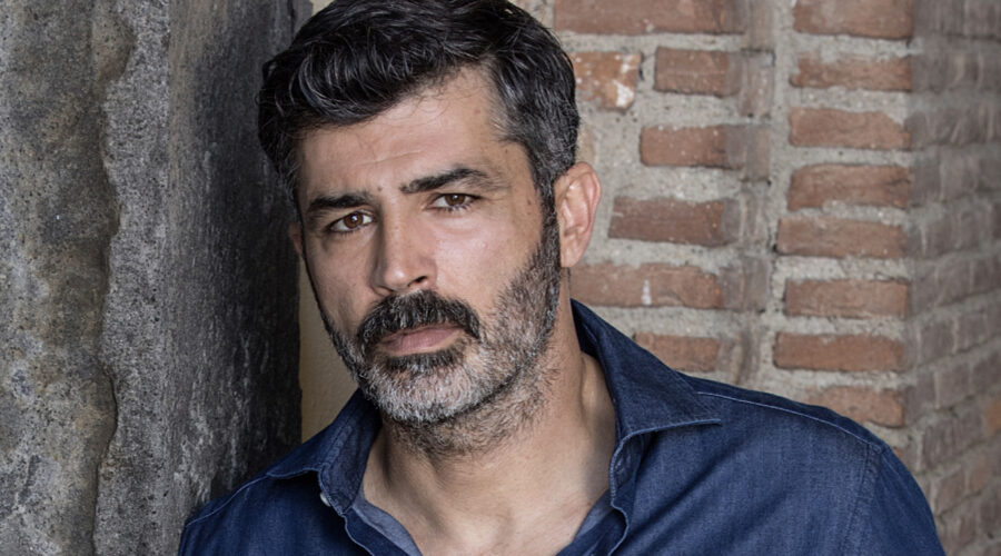 Carmine Recano (Massimo Esposito) in un posato per