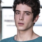 Nicolas Maupas (Filippo Ferrari) in un posato per