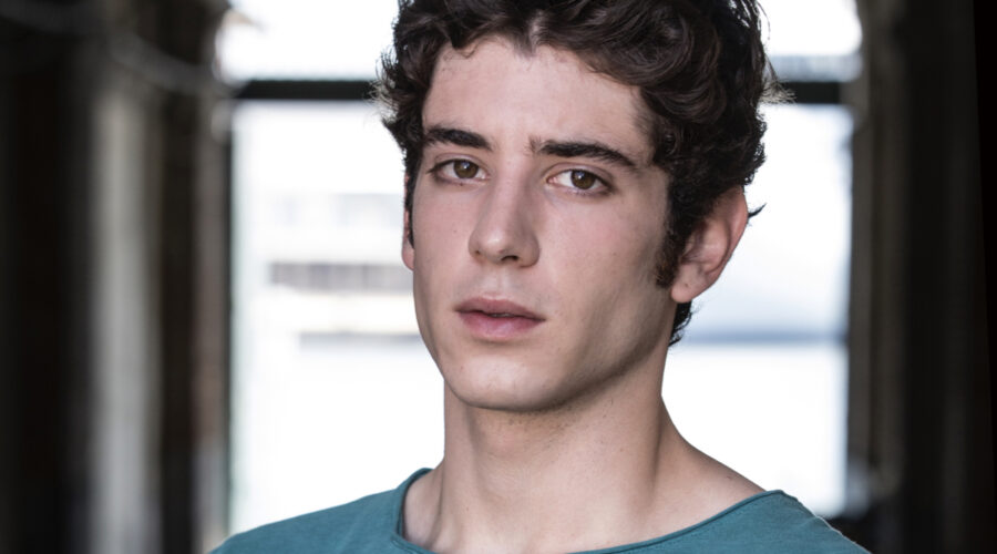 Nicolas Maupas (Filippo Ferrari) in un posato per 