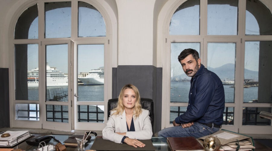 Carolina Crescentini (Paola Vinci) e Carmine Recano (Massimo Esposito) in un posato per 