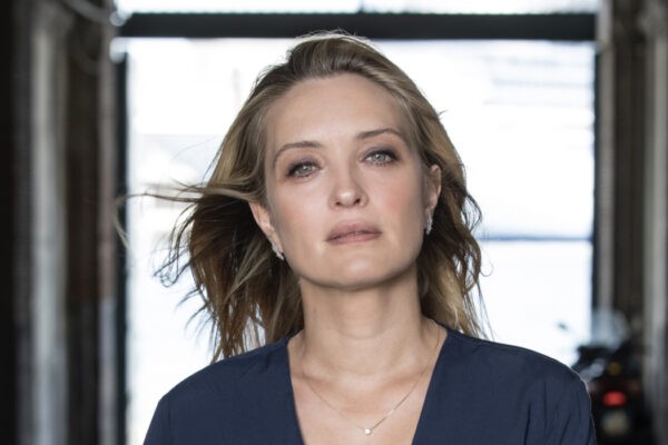 Carolina Crescentini (Paola Vinci) in un posato per 