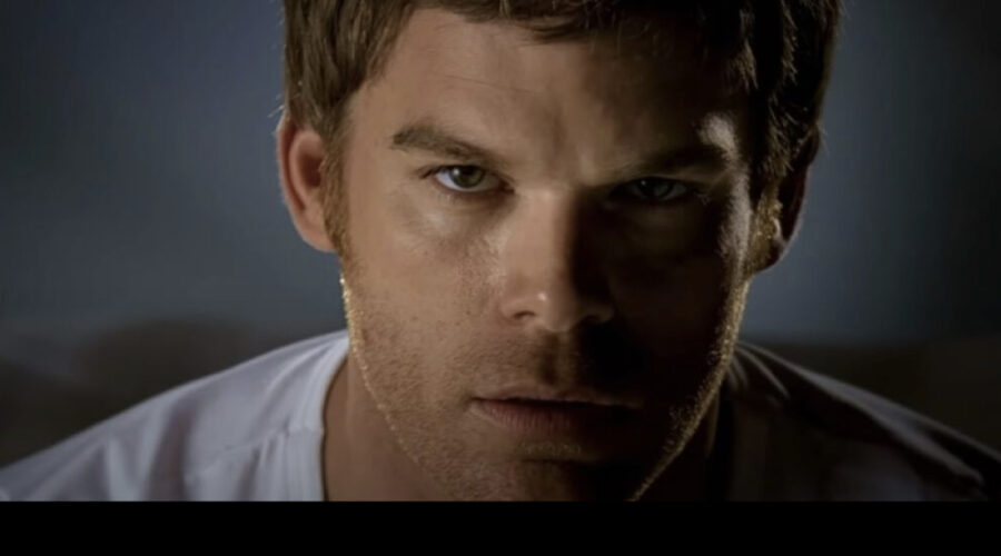 Michael C. Hall Nei Panni Di Dexter Morgan In Una Scena Della Sigla Di Apertura Di Dexter. Credits Sky