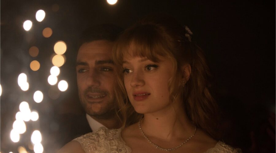 In primo piano: Nathalie (Nadia Tereszkiewicz) in una scena di “Possessions”. Credits: Sky Italia.