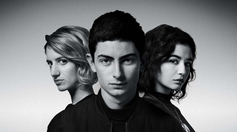 Da sinistra: Aloïse Sauvage, Théo Fernandez e Carmen Kassovitz nel poster di “Stalk”. Credits: France.tv/RaiPlay.