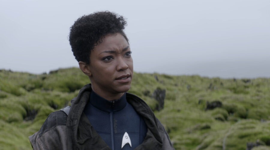 Sonequa Martin-Green in una scena di “Star Trek Discovery”. Credits: Netflix.
