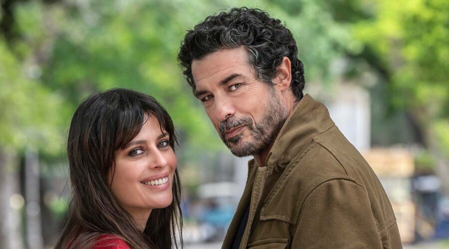 Claudia Pandolfi (Anita) e Alessandro Gassmann (Dante) nella serie Un Professore. Credits: Banijay Studios Italy, foto di Anna Camerlingo.