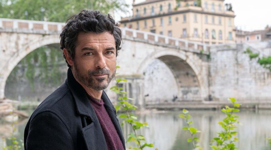 Alessandro Gassmann interpreta Dante nella fiction Un Professore. Credits: Banijay Studios Italy, foto di Anna Camerlingo.