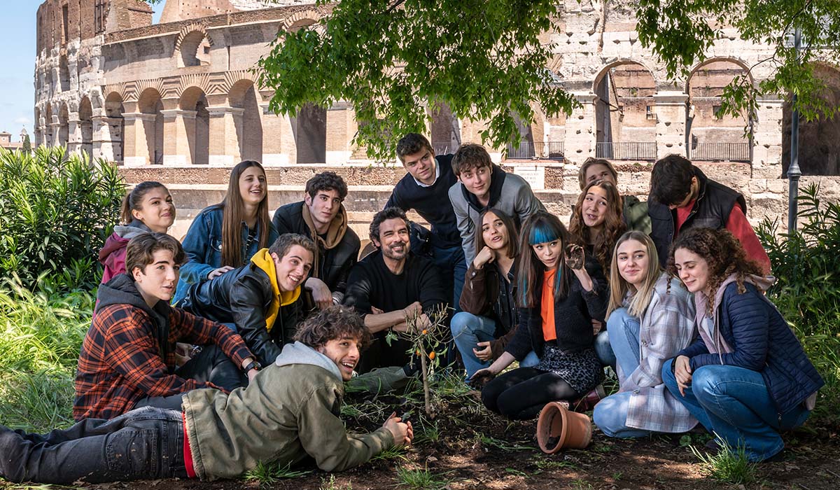 Alessandro Gassmann e altri componenti del cast in una scena di Un Professore. Credits: Banijay Studios Italy, foto di Anna Camerlingo.