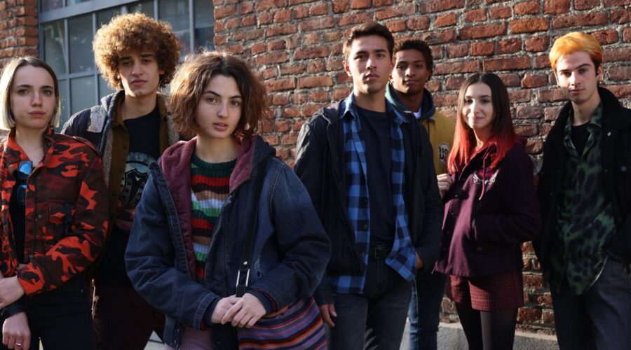 Da sinistra: Laura Martinelli, Edoardo Pagliai,Tecla Insolia, Alessandro Garbin, Isnaba Na Montche, Ludovica Ciaschetti, Simone Fumagalli in 5 minuti prima. Credits: Debora Vrizzi/Rai