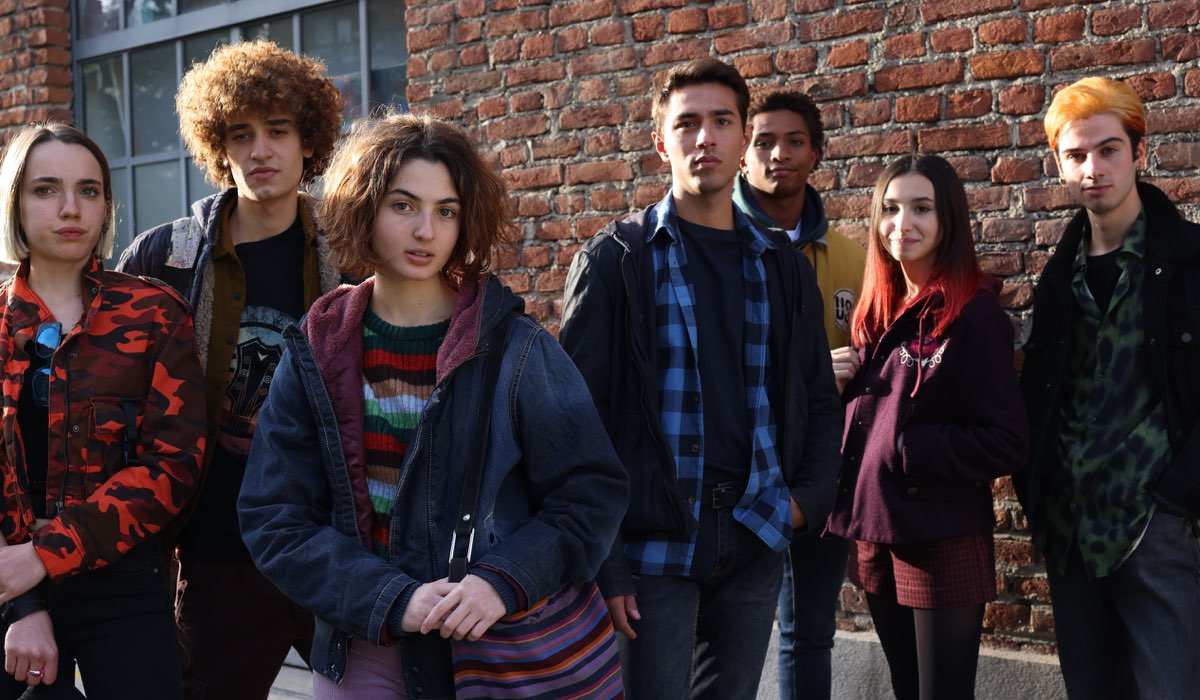Da sinistra: Laura Martinelli, Edoardo Pagliai,Tecla Insolia, Alessandro Garbin, Isnaba Na Montche, Ludovica Ciaschetti, Simone Fumagalli in 5 minuti prima. Credits: Debora Vrizzi/Rai