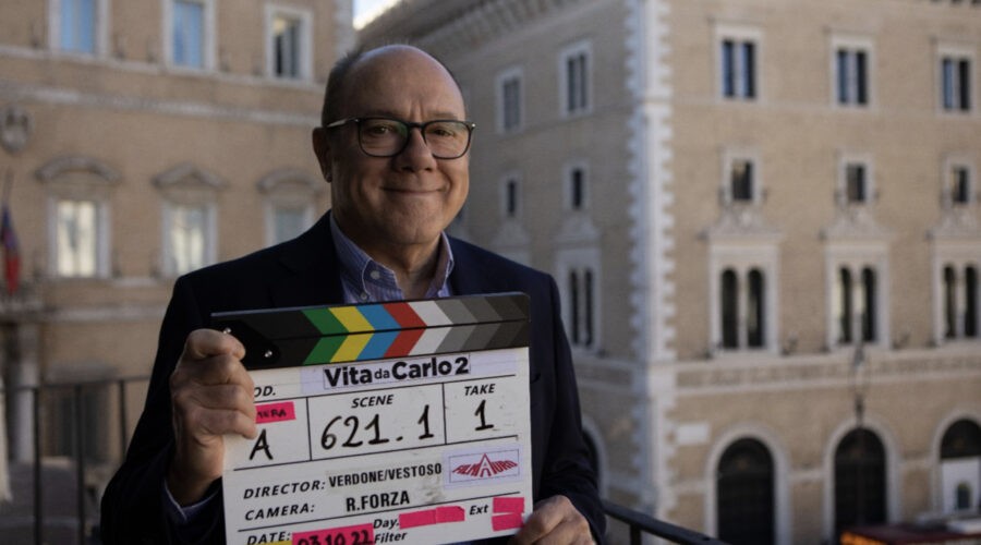 Carlo Verdone sul set di “Vita Da Carlo 2”. Credits: FilmAuro/Paramount+.