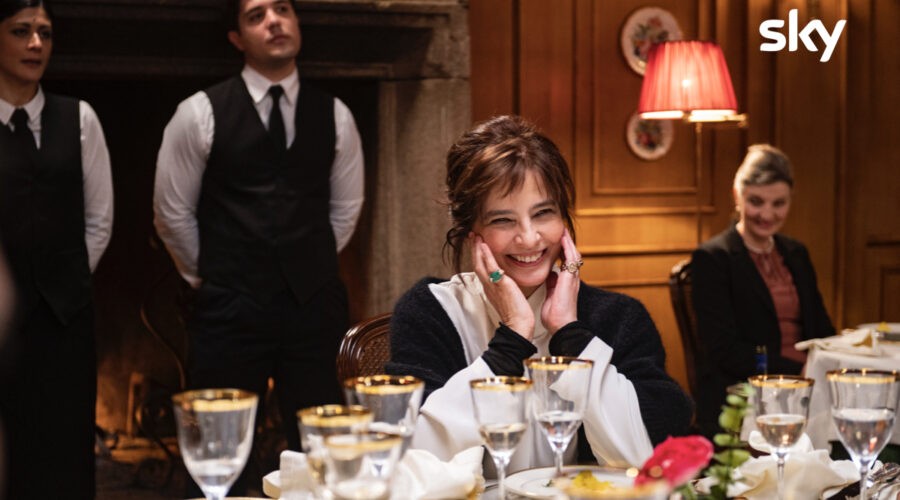 A destra: Laura Morante interpreta Alba in una scena di “A casa tutti bene - La serie”. Credits: Andrea Miconi/Sky.