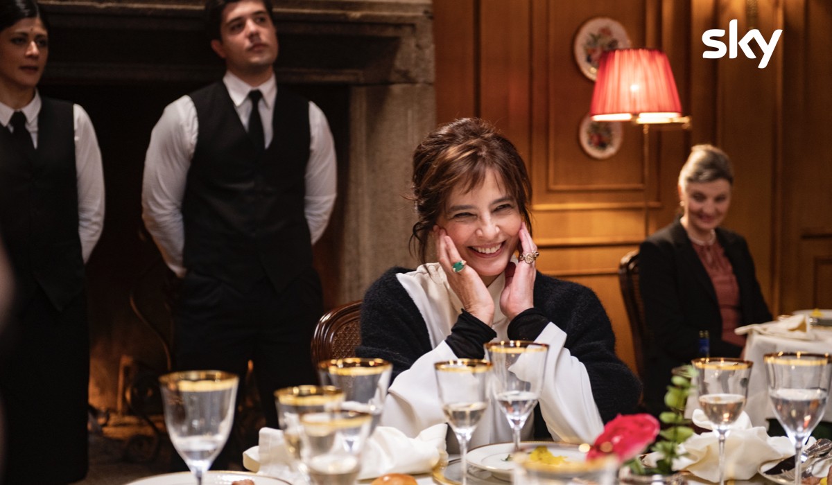 A destra: Laura Morante interpreta Alba in una scena di “A casa tutti bene - La serie”. Credits: Andrea Miconi/Sky.