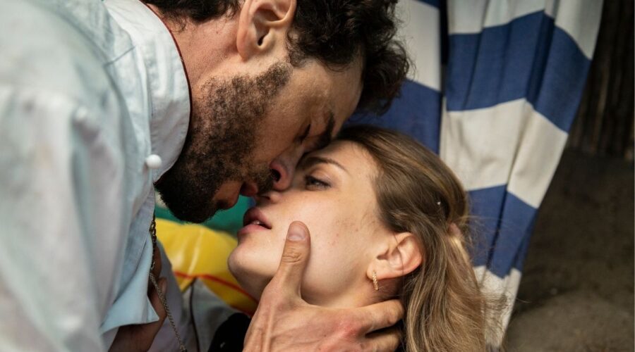 A casa tutti bene: il bacio fra Carlo (Francesco Scianna) e Ginevra (Laura Adriani). Credits: Sky Italia
