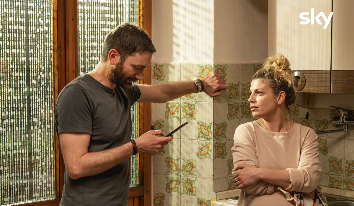 Da sinistra: Alessio Moneta (Riccardo Mariani) e Emma Marrone (Luana) in una scena del terzo episodio di “A casa tutti bene - La serie”. Credits: Andrea Miconi/Sky Serie