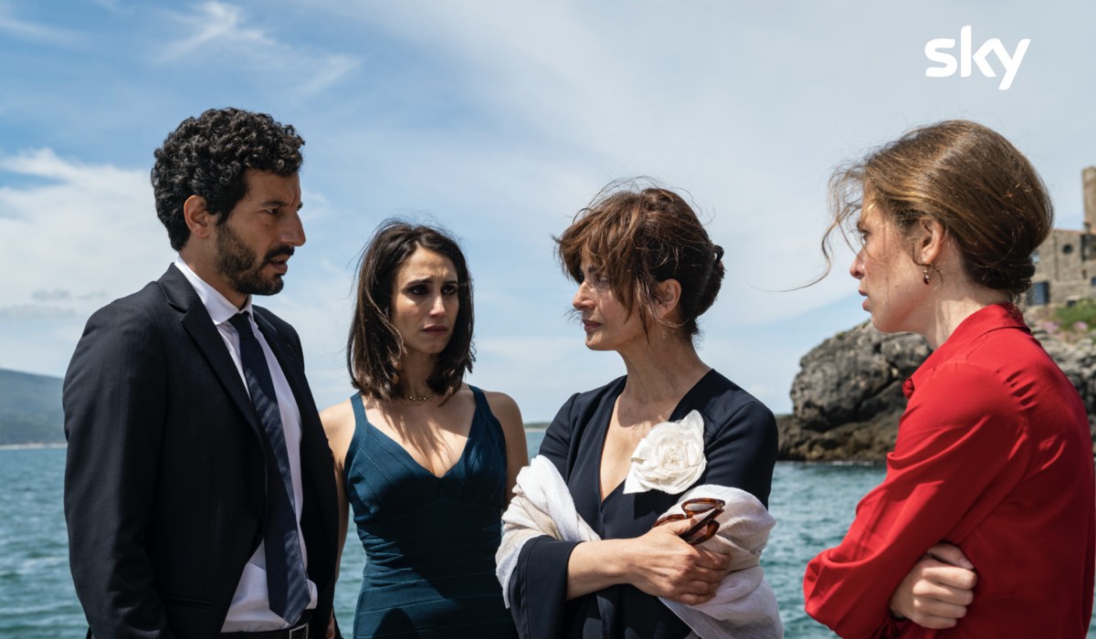 Da sinistra: Carlo (Francesco Scianna), Sara (Silvia D'Amico), Alba (Laura Morante) e Ginevra ( Laura Adriani) in una scena di “A casa tutti bene - La serie”. Credits: Andrea Miconi/Sky Italia.