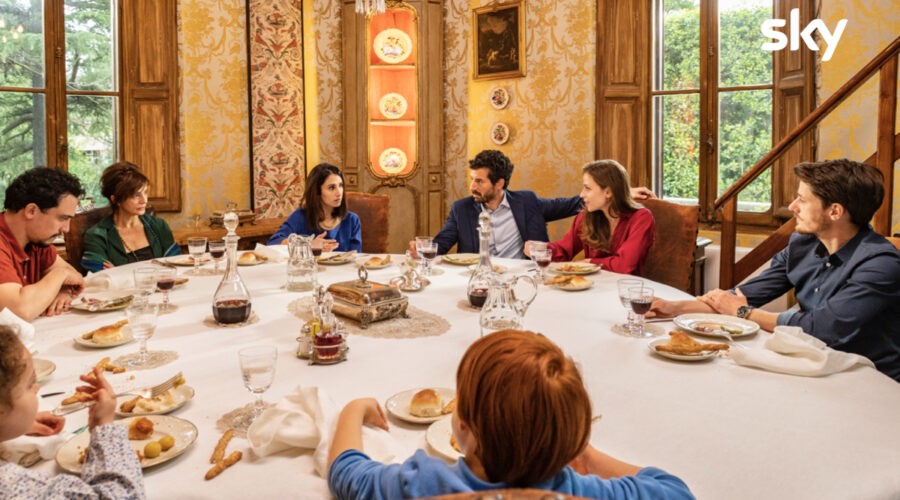 Da sinistra: Francesco Scianna (Carlo Ristuccia) e Francesco Martino (Manuel) in una scena del quarto episodio di “A casa tutti bene - La serie”. Credits: Andrea Miconi/Sky Serie