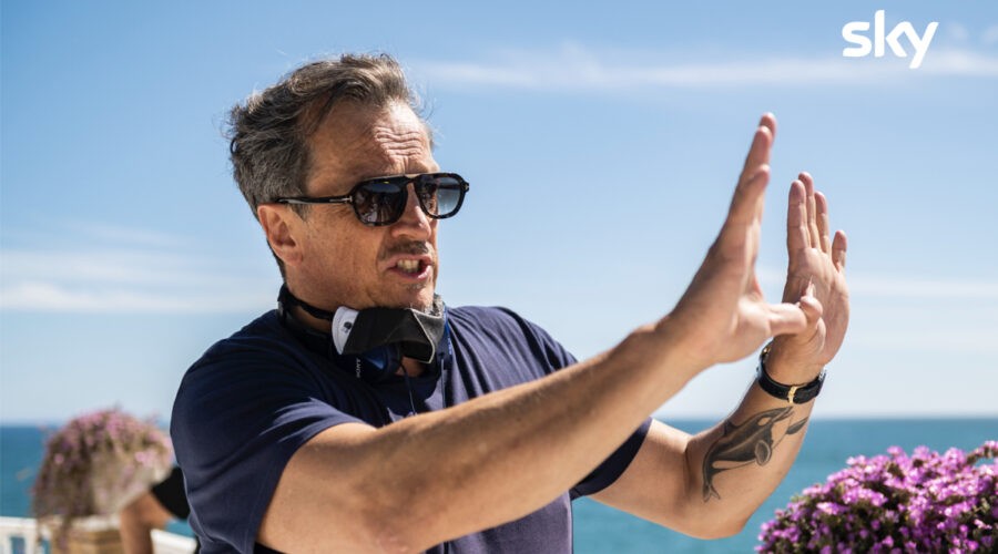 Il regista Gabriele Muccino sul set di “A casa tutti bene - La serie”. Credits: Andrea Miconi/Sky Italia.