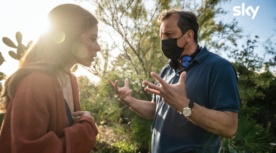 A destra: il regista Gabriele Muccino sul set di “A casa tutti bene - La serie”, qui con Laura Adriani. Credits: Andrea Miconi/Sky.