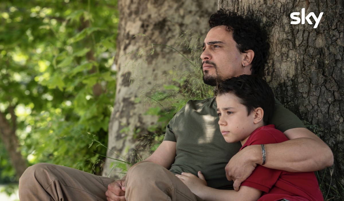 Paolo (Simone Liberati) è il padre di Giovanni (Federico Ielapi) in “A casa tutti bene - La serie”. Credits: Andrea Miconi/Sky Italia.