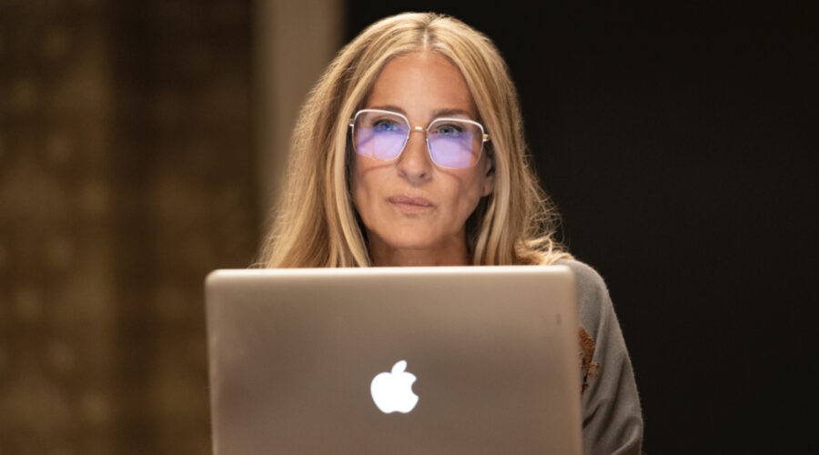 Carrie Bradshaw (Sarah Jessica Parker) in una scena di “And Just Like That...”. Credits: Sky Italia/HBO.