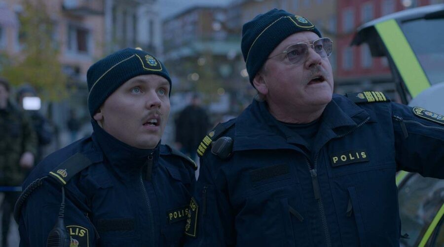 Alfred Svensson e Dan Ekborg nella serie televisiva Anxious People. Credits: Netflix.