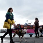 Maria Chiara Giannetta (Blanca) con il suo cane in una scena della fiction 