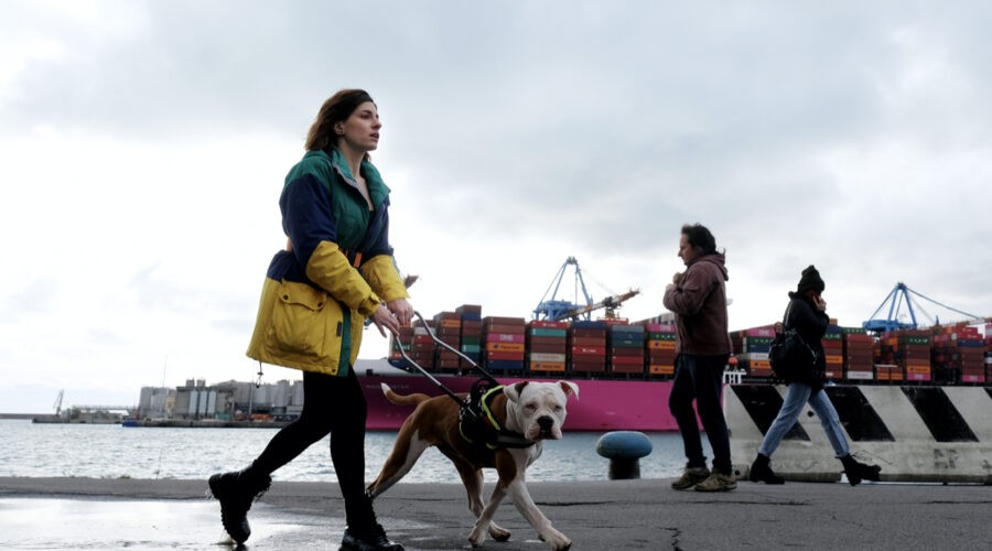 Maria Chiara Giannetta (Blanca) con il suo cane in una scena della fiction 