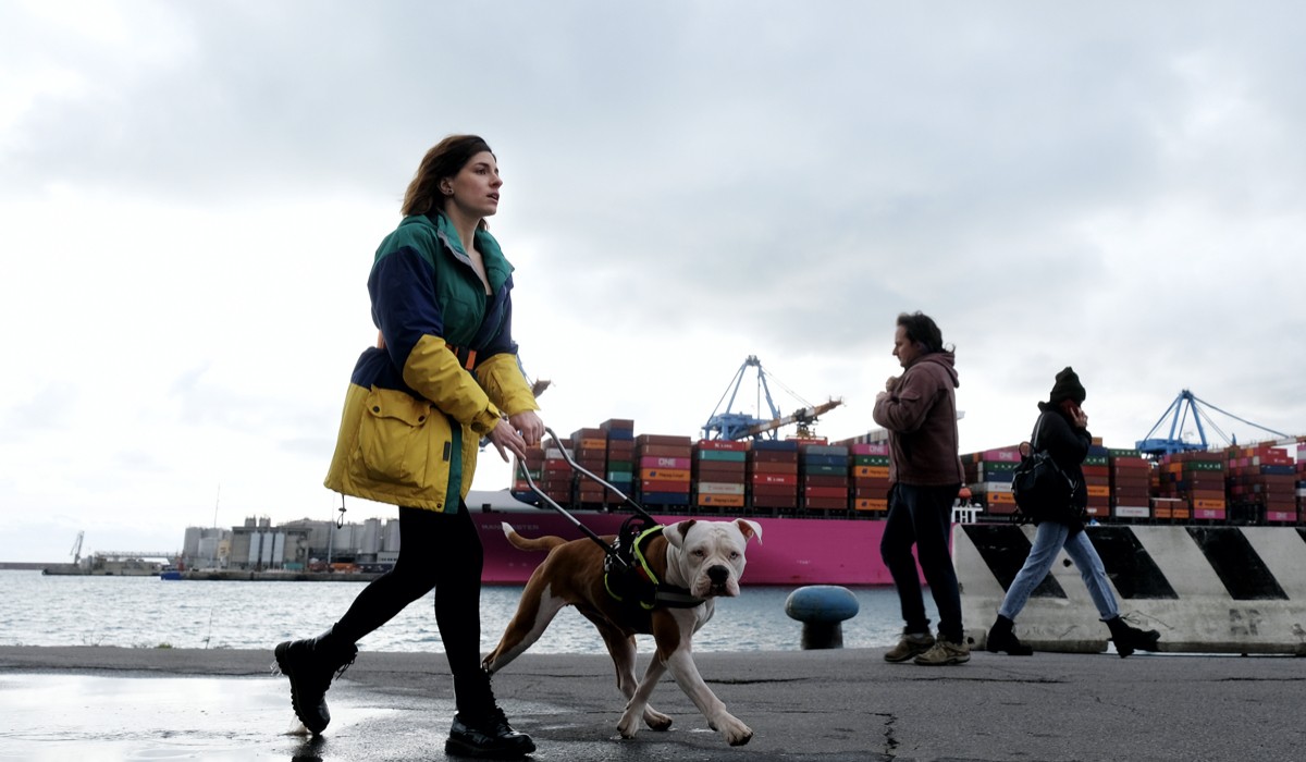 Maria Chiara Giannetta (Blanca) con il suo cane in una scena della fiction 