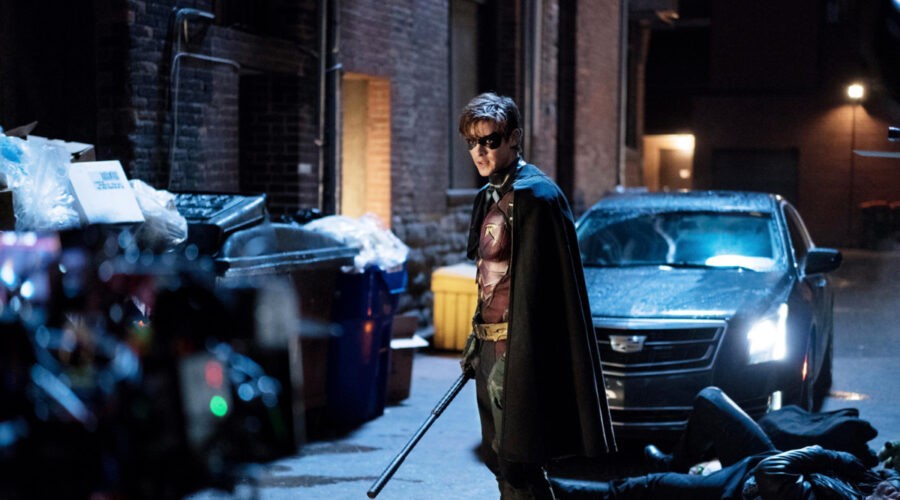 Brenton Thwaites in una foto dal set di Titans Credits Warner Bros-Netflix