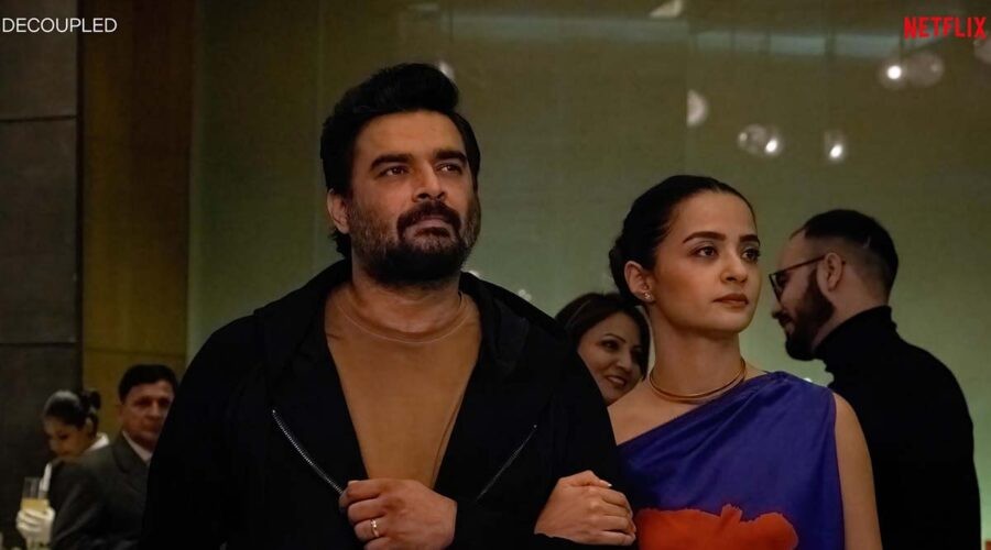 Surveen Chawla e R. Madhavan in una scena di Decoupled - Divorziare. Credits: Netflix.