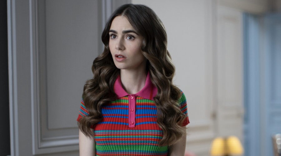 Da sinistra: Lily Collins e Bruno Gouery in una scena di “Emily In Paris”. Credits: Carole Bethuel/Netflix.