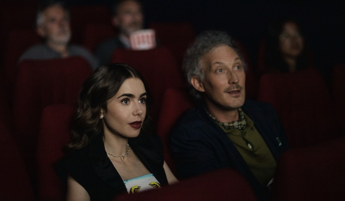 Da sinistra: Lily Collins e Bruno Gouery in una scena di “Emily In Paris”. Credits: Stéphanie Branchu/Netflix.