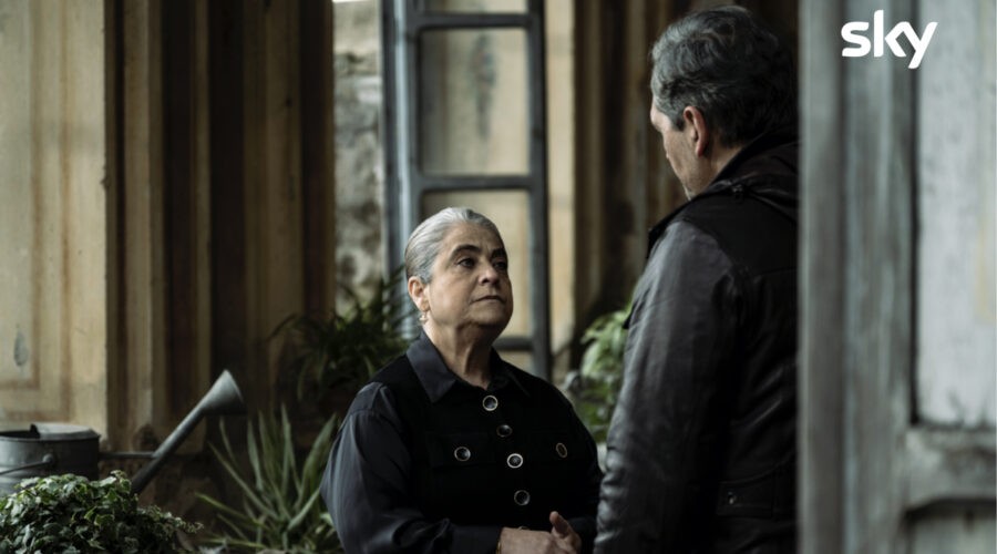 A sinistra: Nunzia (Nunzia Schiano) in una scena della quinta stagione di “Gomorra - La Serie”. Credits: Marco Ghidelli/Sky.