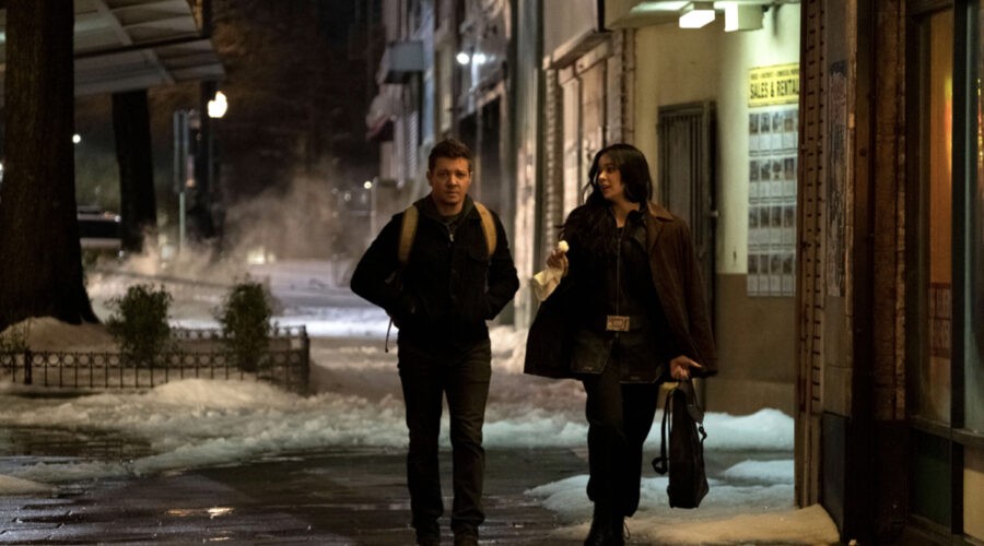 hailee steinfeld (kate bishop) e jeremy renner (clint barton) in “hawkeye” credits disney plus