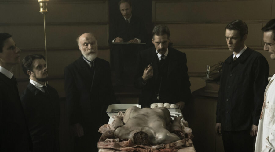 Il Cast Di Paris Police 1900 In Una Scena Della Serie Credits Sky