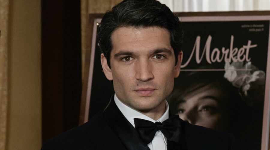 Filippo Scarafia (Roberto Landi) in un posato per 