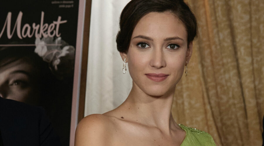 Lucrezia Massari (Flora Gentile Ravasi) in un posato per 